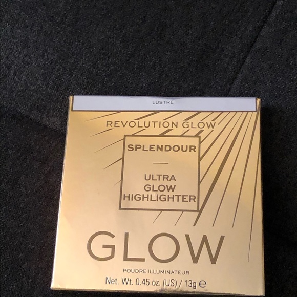 Revolution Glow Lustre 🖤 - Picture 7 of 9